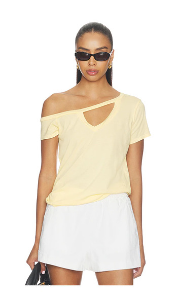  Michael Lauren X Revolve Zire Short Sleeve Asymmetrical Cold Shoulder Tee In Yellow. Taglia Xs. Also In S, M, L. 